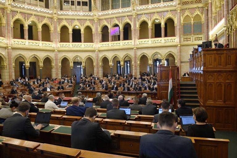 Hétfőtől újabb szigorítások léphetnek életbe Magyarországon
