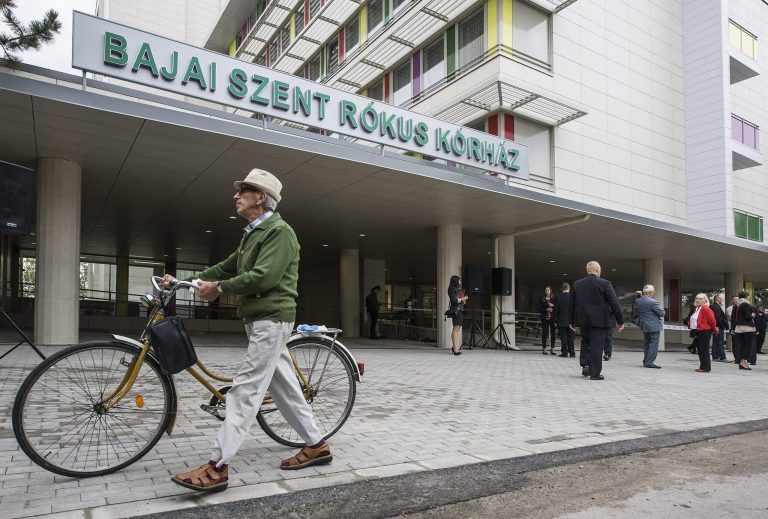 Nem lehetett tovább várni, újabb kórházak bevonásáról döntött Kásler