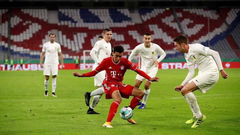 A Bayern München 17 éves játékosa úgy ment végig a védőkön, mintha Messi lenne… (videó)