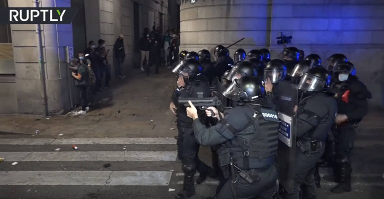 Erőszakos összecsapások Barcelonában a COVID-19 korlátozások miatt (videó)