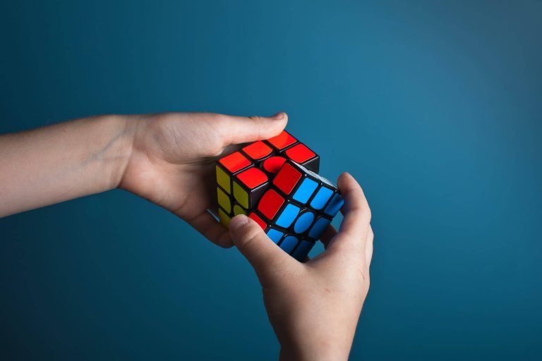 Tizenöt milliárd forintért adják el a Rubik-kocka tulajdonjogait