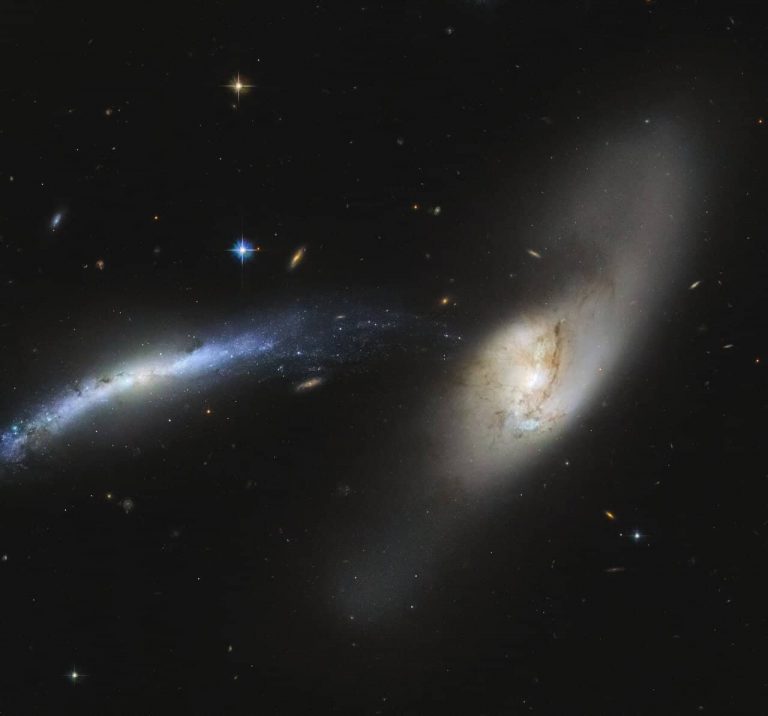 Vízoszlopszerű galaxisokra bukkant a Hubble űrtávcső