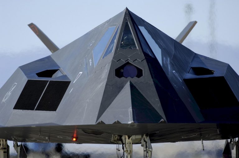 Lenyűgöző: így dolgoznak minden idők legnagyobb legendáján – F-117A