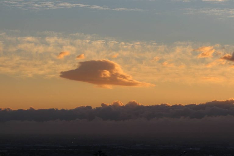 Felhők között rejtőzködő UFO-t vehettek videóra