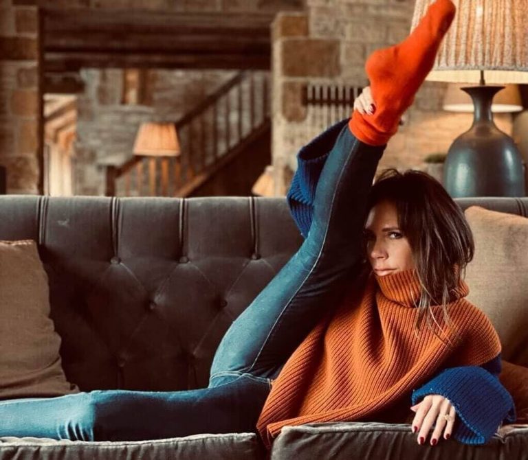 Ritka pillanat, Victoria Beckham megmutatta a dekoltázsát