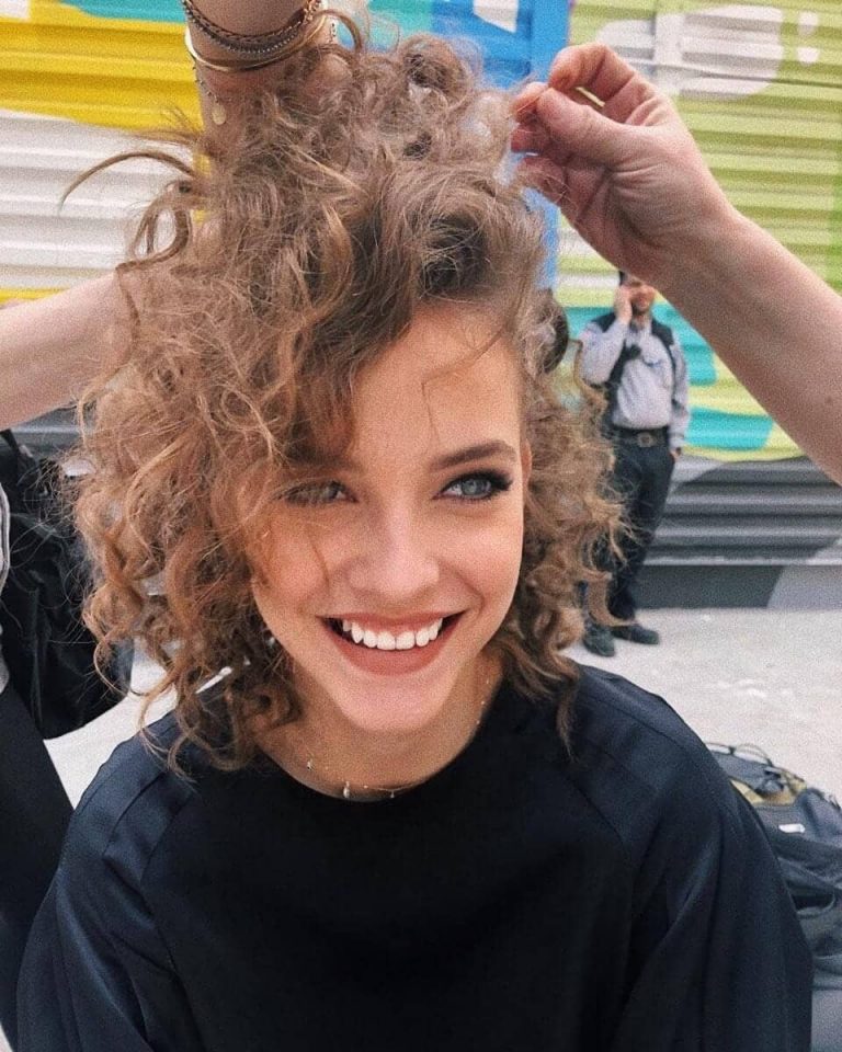 Palvin Barbi maszkban is varázslatosan fest: igéző szemek és dekoltázs