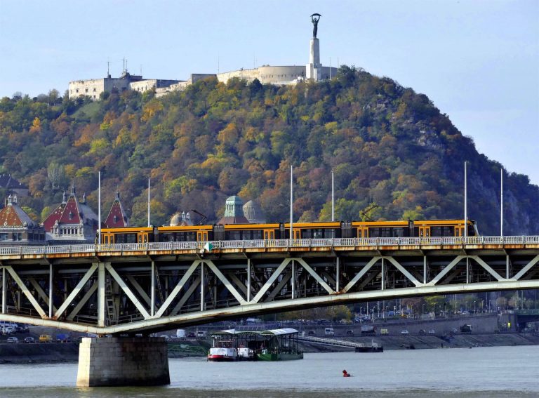 Öngyilkosságot követett el valaki Budapesten a Petőfi hídnál