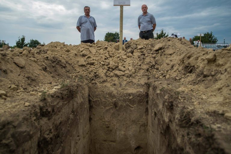 Halottnak hitték, megásták a sírját, később viszont feléledt az idős asszony