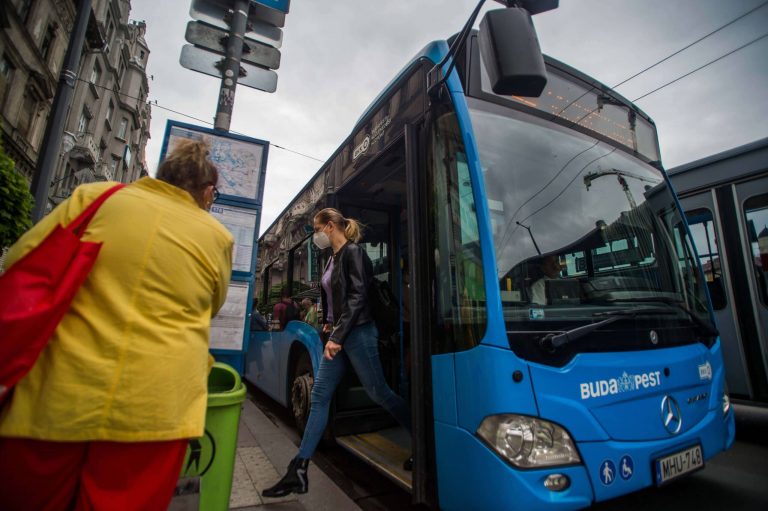 Videón, ahogy az idős férfit összeverik a 148-as buszon