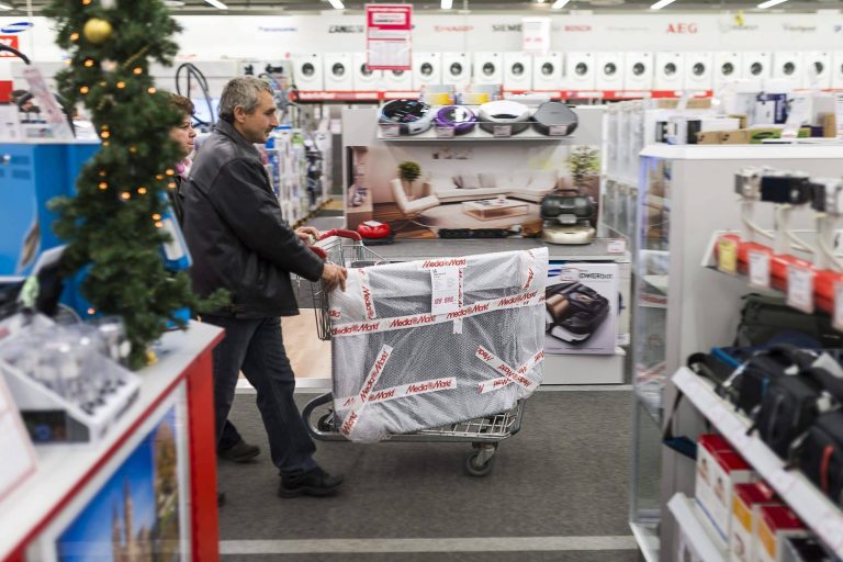 Egyre jobban elszaporodtak a félrevezető reklámok és felárazott termékek a koronavírus-járvány idején