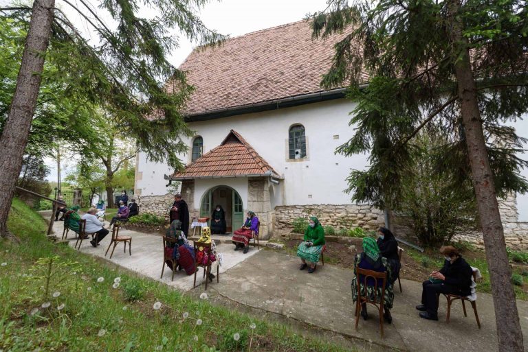 Koronavírus-űző ceremóniát vezényelt le az utcán a botrányhős román érsek