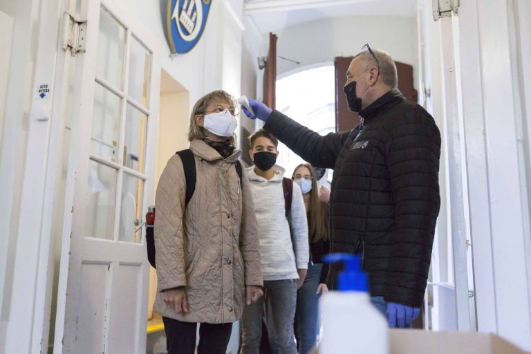 Pedagógusok Szakszervezete: amint találnak koronavírusos diákot vagy tanárt, be kellene zárni az adott iskolát