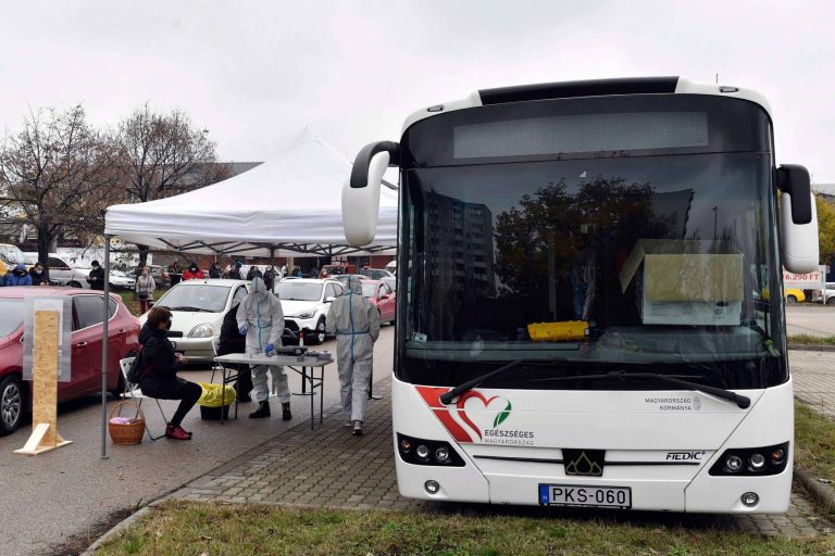 Kiválóan teljesítenek a magyar koronavírus szűrőbuszok, itt vannak a számok