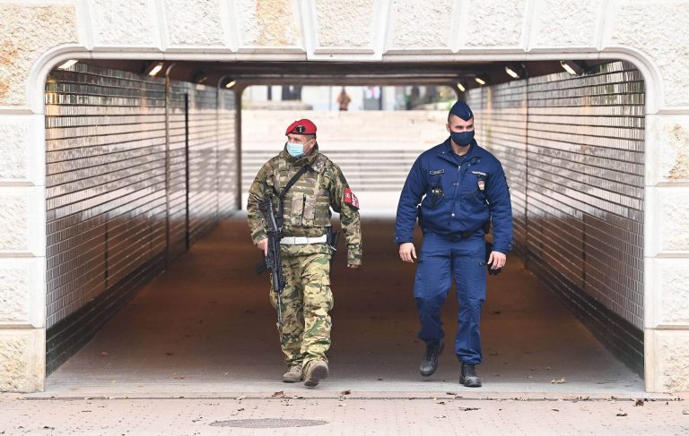 Már a közterületeken is találkozhatunk katonákkal a vírus miatt