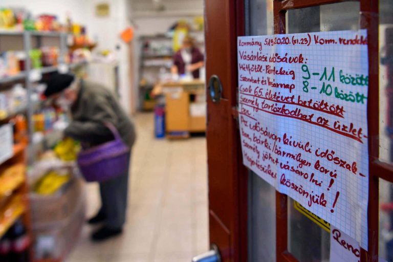 Hogyan ellenőrizhető egy idős személy kora a boltokban a vásárlási idősáv idején?