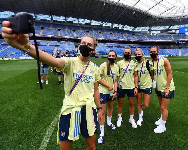 Még lerúgni sem tudták az Arsenal női futballistáját, aki parádés gólt lőtt (videó)