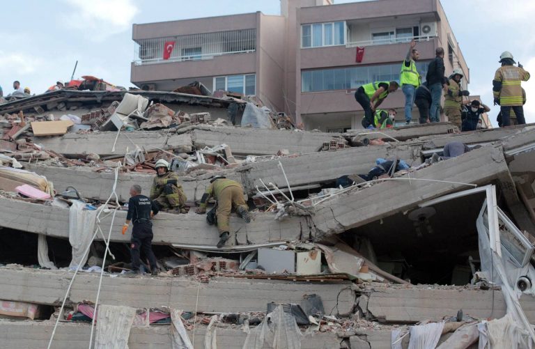 65 óra után mentettek ki egy kutyát a törökországi romok alól – videó