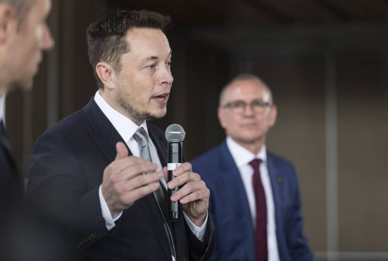 Elon Musk szkeptikus a koronavírus-tesztekkel kapcsolatban