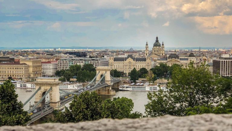 Így reagálhat a magyar kormány, ha az egészségügyi rendszer a túlterheltség szélére kerül