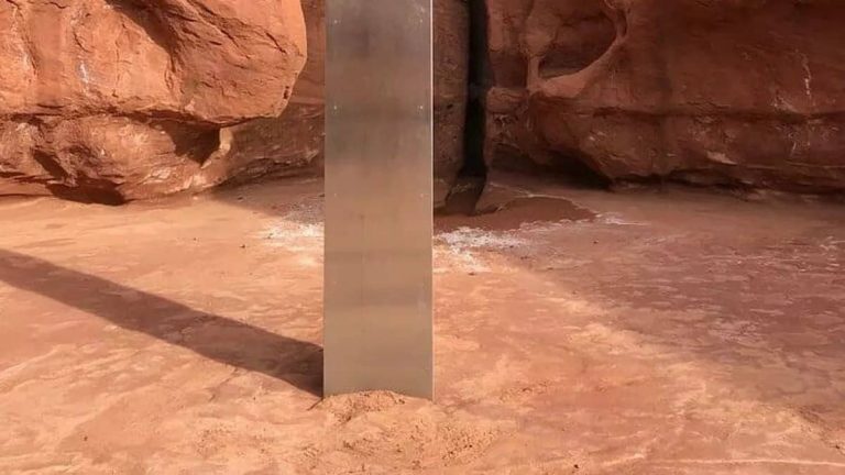 Rejtélyes fémmonolitra bukkantak a utahi sivatag kellős közepén