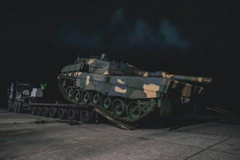 Kedd hajnalban érkeztek meg az új Leopard 2A4HU harckocsik Tatára (videók, képek)