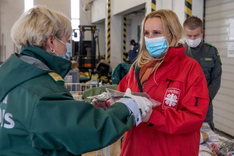 Nagy mennyiségben foglalt le szájmaszkokat a NAV, amiket végül karitatív célokra ajánlott fel