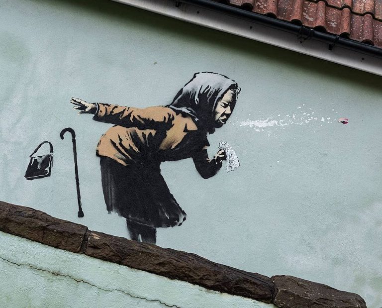 Mutatjuk Banksy új graffitijét, a tüsszentő nagymamát