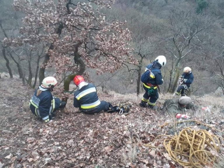 Sziklán rekedt túrázót mentettek a tűzoltók