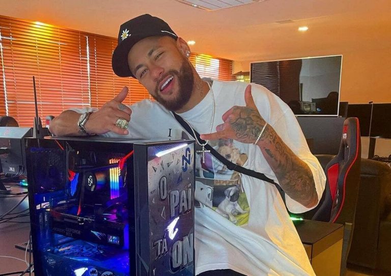 Neymar megmutatta az egyedi gamer gépét