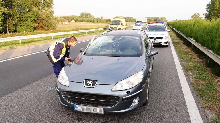 Kiugrott autójából, majd egy idegen házba menekült a rendőrök elől a bedrogozott férfi