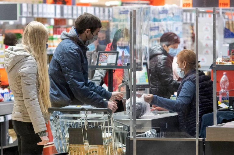 Változás történt a bolti dolgozók maszkviselései szabályait illetően