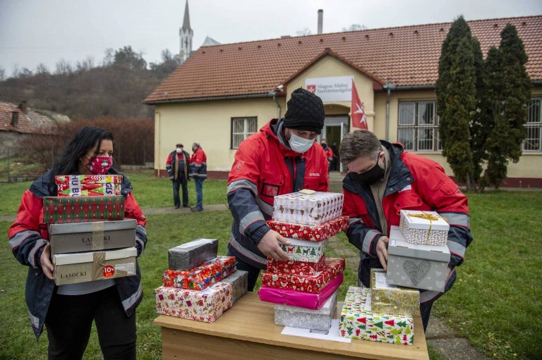 Immunológus: nappalink helyett szabadtéren, maszkban töltsük együtt a karácsonyt a szeretteinkkel