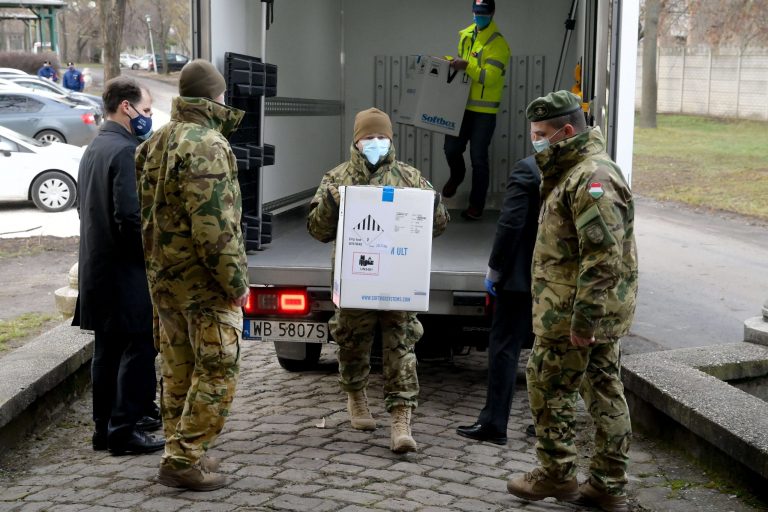 A történelmi pillanat, amikor megérkeztek és megkezdték beadni a koronavírus-vakcinákat Magyarországon (képekkel)