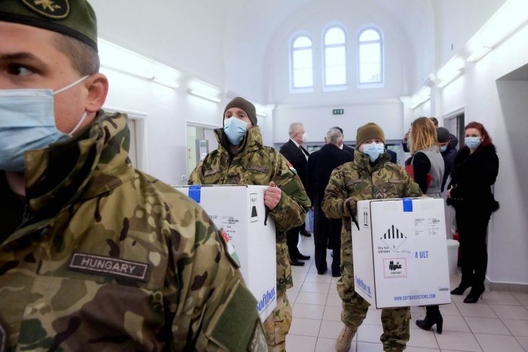 Megkezdik az oltásokat Magyarországon, óriási az érdeklődés az egészségügyi dolgozók körében