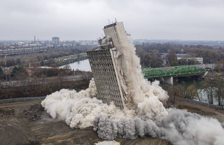 Így robbantották fel a hatalmas Vituki toronyházat Budapesten (videó)