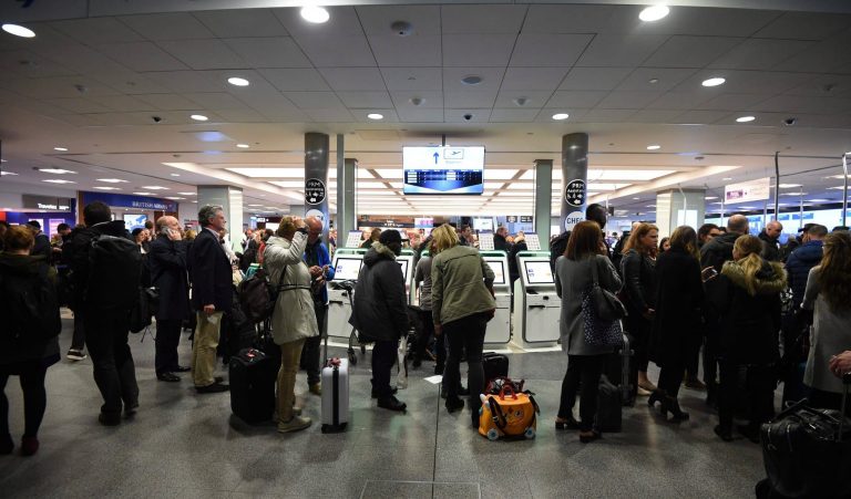 Több száz utas rekedt a londoni reptéren a túlfoglalások miatt