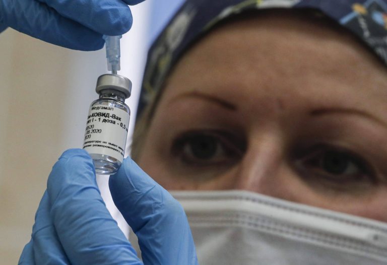 Az orosz vakcina az új vírustörzs ellen is hatásos lehet
