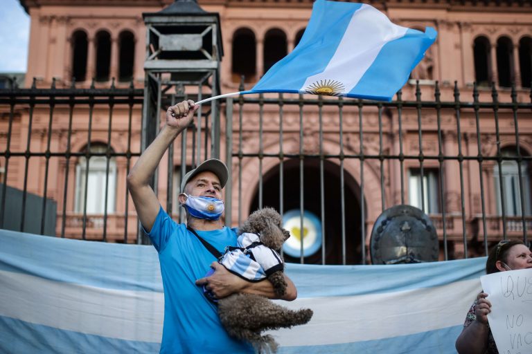 A milliomosok megadóztatásával fogják kifizetni a koronavírus okozta károkat Argentínában