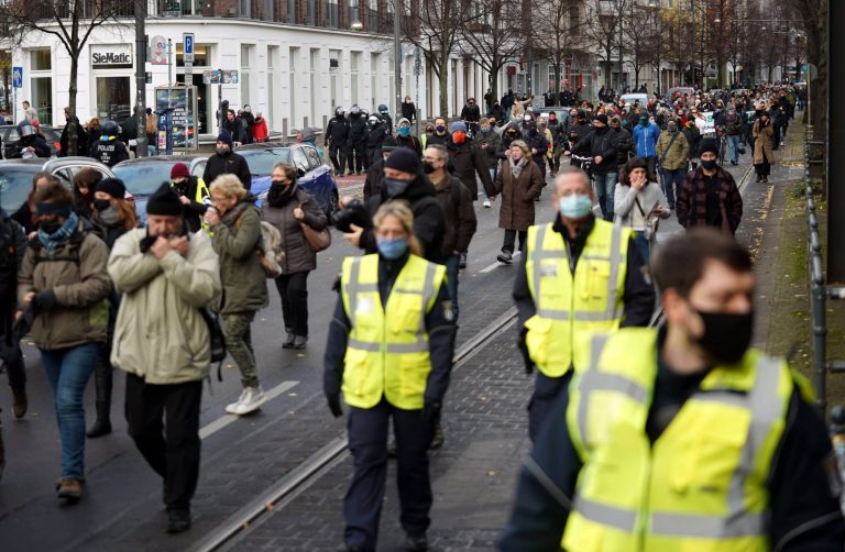 Békés tüntetők élőláncot alkottak a német parlament körül