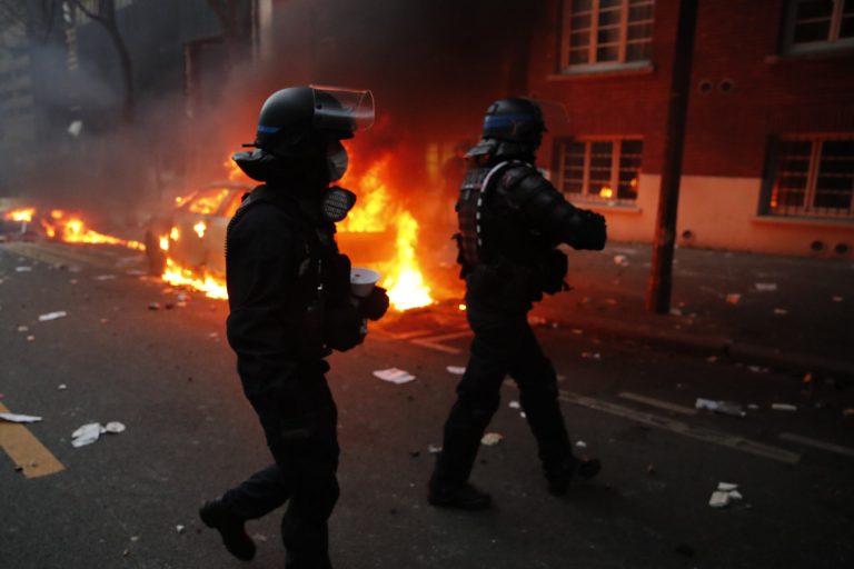 Könnygázt vetettek be a francia tüntetők ellen