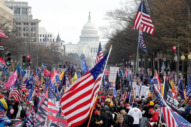 Összecsapták a tüntetők a Trump-párti demonstráción, legalább négy embert megkéseltek