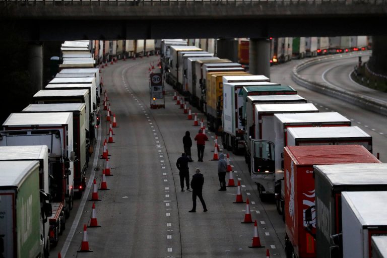 Szinte mindenki besegít már az Angliában rekedt kamionsofőrök tesztelésébe