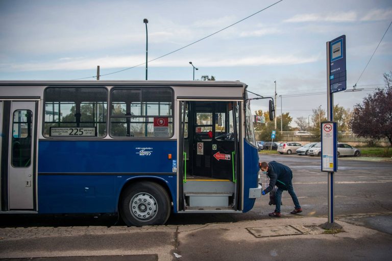 Ököllel arcon csapta a buszsofőrt, pár percen belül elfogták a rendőrök