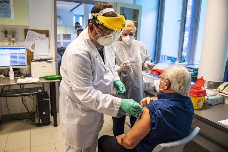 Kiderült, hány embernek kell megkapnia az oltást, hogy vége legyen a pandémiának