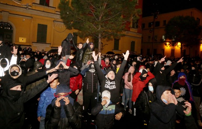 Lelőtt a rendőrség egy férfit, mert megsértette a kijárási tilalmat Albániában