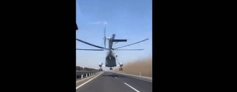 Életveszélyes, ahogy a kínai katonai helikopter szinte súrolja az autópályát