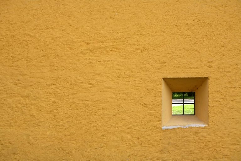 Falba fúrt lyukakon kukkolta a balatoni panziós a szállodájában szeretkező párokat