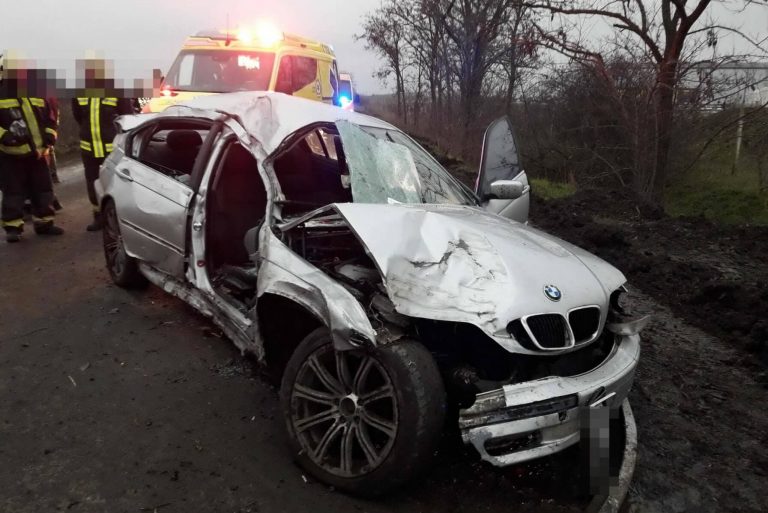 Iszonyat durván összetörte a BMW-t Törökszentmiklóson, noha nem is vezethetett volna (képek)