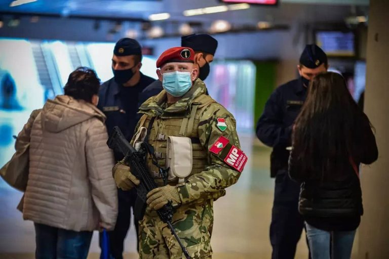 Emiatt láthatunk a magyar utcákon gépkarabélyos katonákat