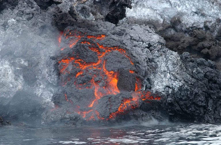 Újra „tombol” az Etna, lángoló törmelékeket dob ki magából a híres vulkán